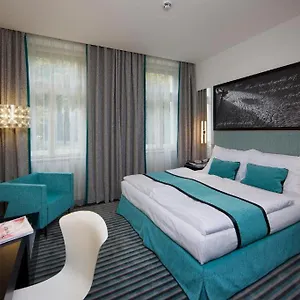 4* Otel Red & Blue Design