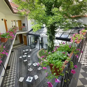 4* Szálloda At The White Lily